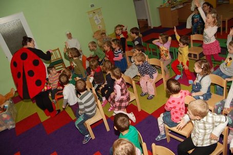 Kindergarten einweihen macht Spaß! Begeistert beteiligen sich die Kleinen