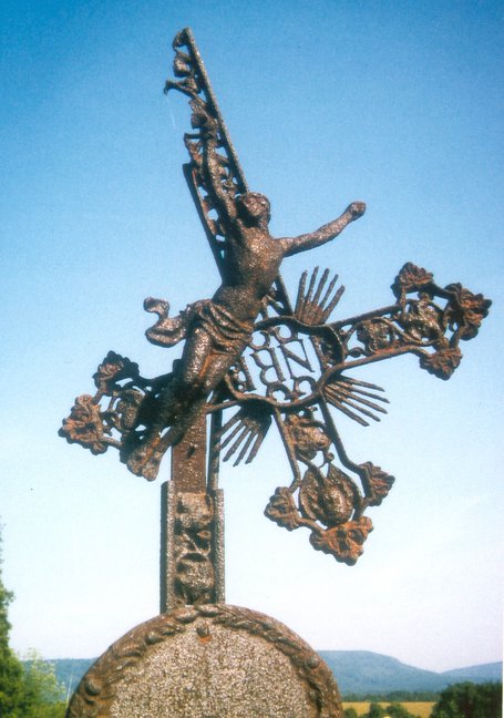 Altes deutsches Grabkreuz auf dem Friedhof von Krönau/K?enov (?R). Foto: W. Strik 1999