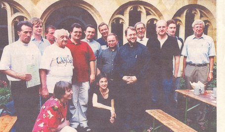 Nach Abschluss des Deutschkurses freuen sich die Lehrerinnen Maria Pristl und Teresa Pavlí?ková (vorne) sowie der Diözesanvorsitzende der Ackermann-Gemeinde in Bamberg, Horst Schleß (re.), über die Zeugnisse der tschechischen Priester und Theologiest